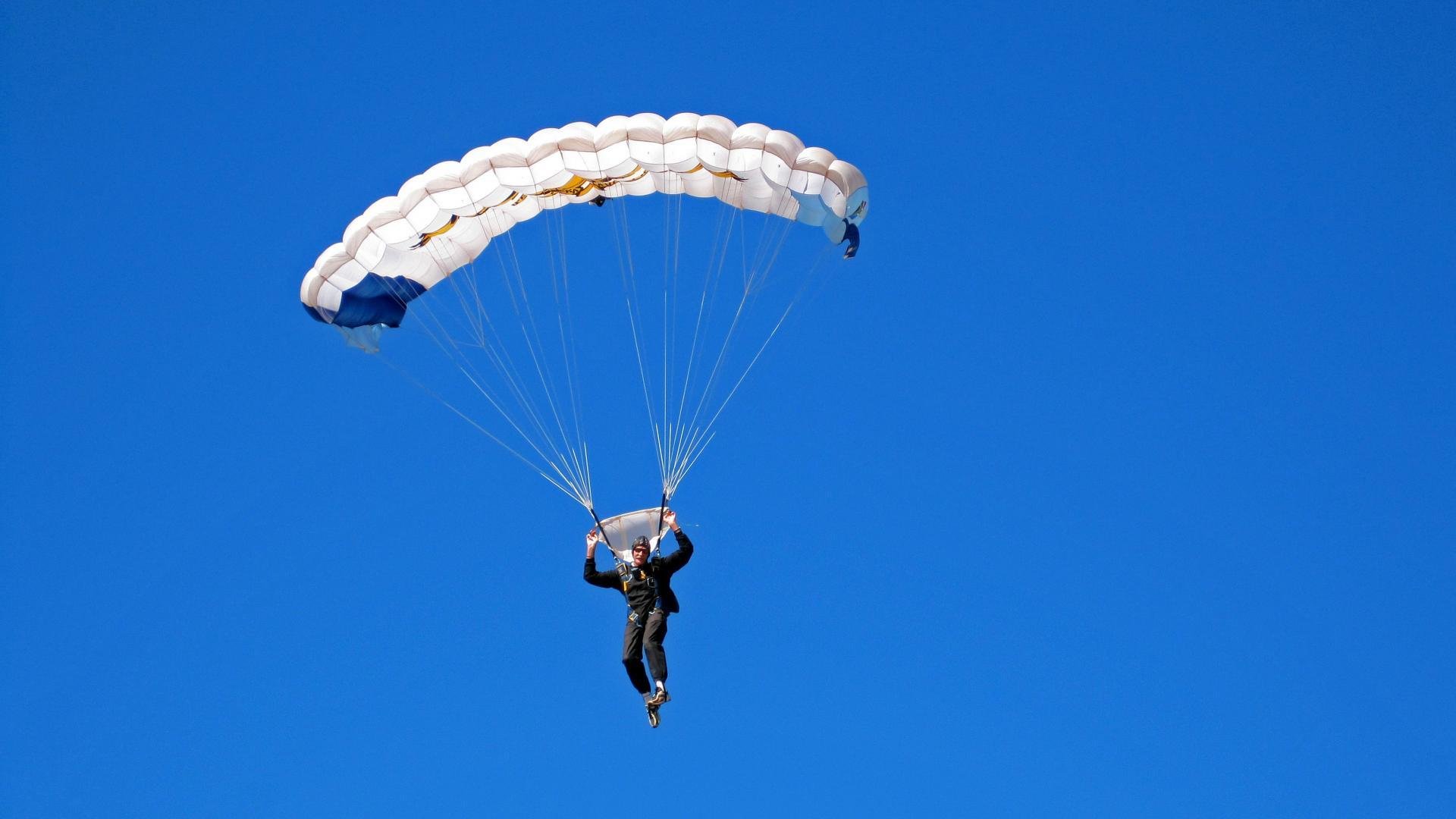 英超升降级：那些争议最大、悬念最强的比赛，英超降级制